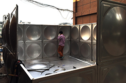 空气能热水器水箱施工现场